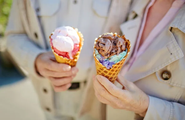 Ice-cream in hands of senior couple — Stock Photo, Image