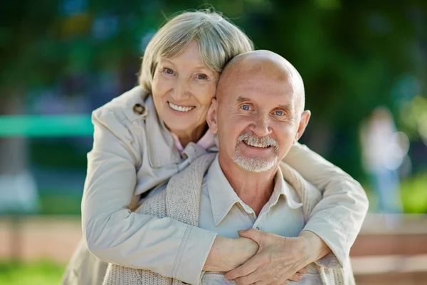 Senior vrouwelijke omarmen haar echtgenoot — Stockfoto