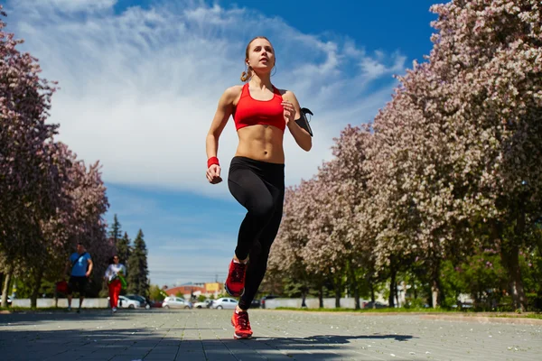 Söt löpare jogga utomhus — Stockfoto