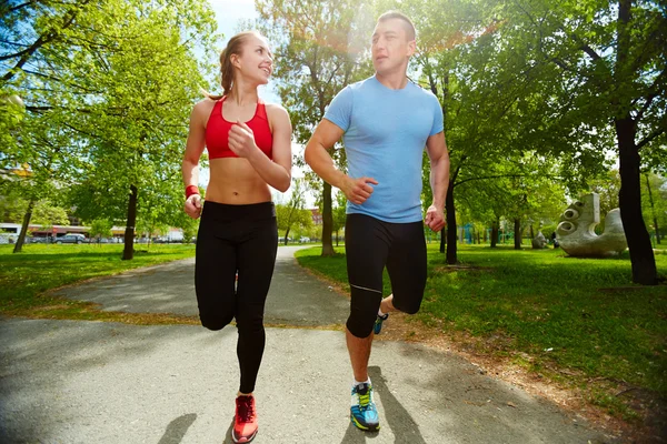 Sporty casal correndo — Fotografia de Stock