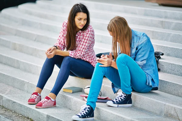 Adolescent fille lecture sms dans smartphone — Photo