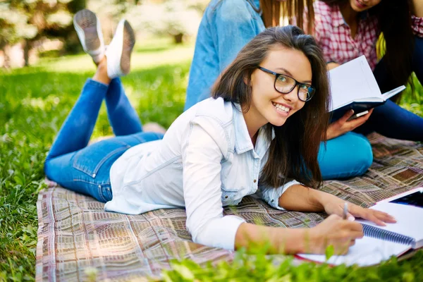 Étudiant heureux prenant des notes — Photo