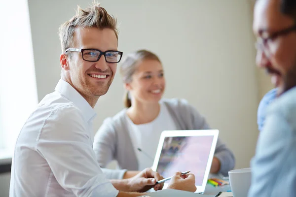 Jonge zakenman in bril — Stockfoto