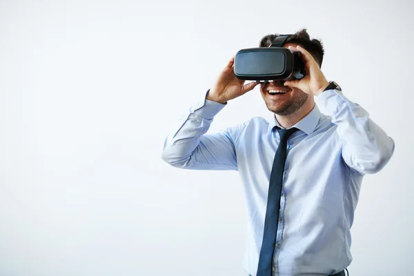 Empresário animado em óculos de vr — Fotografia de Stock