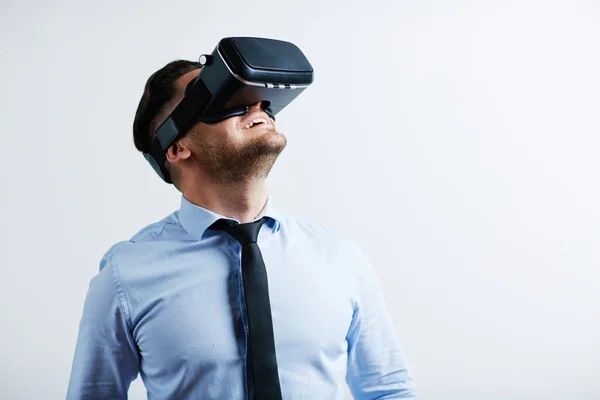 Empresário desfrutando de realidade virtual — Fotografia de Stock