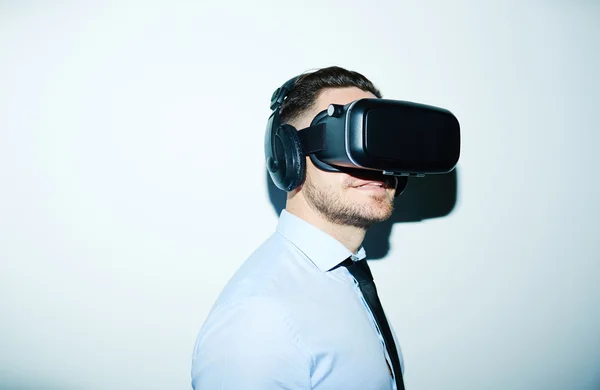 Empresário em óculos e fones de ouvido vr — Fotografia de Stock