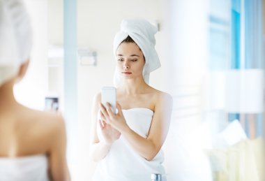 Kız selfie çekiyor.