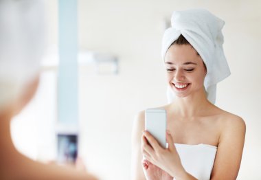 Kız selfie çekiyor.