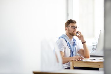 Meşgul işveren işyerinde cep telefonu: çağrı