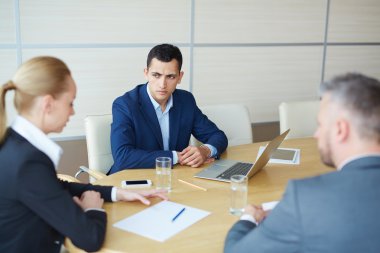 Adam ve arkadaşları toplantıda beyin fırtınası