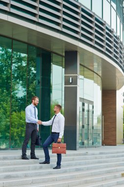 İşadamı meslektaşı karşılıklı tarafından tebrik 