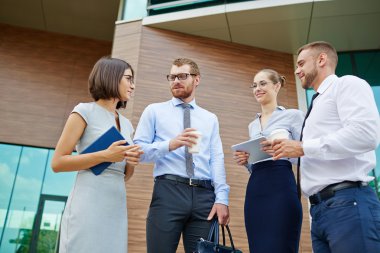 İş yerinde toplantı tartışırken yöneticileri