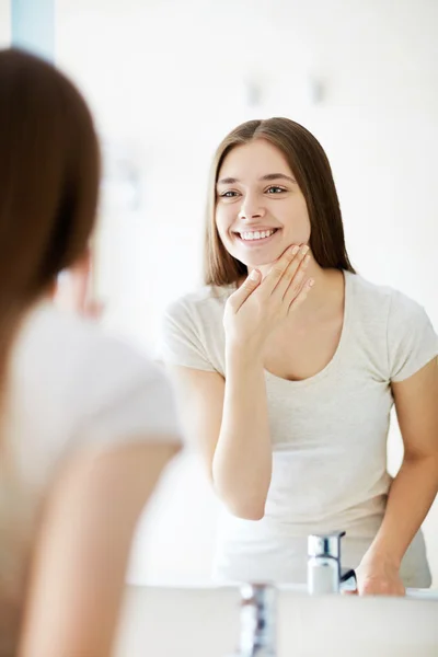 Woman touching face — Stock Photo, Image