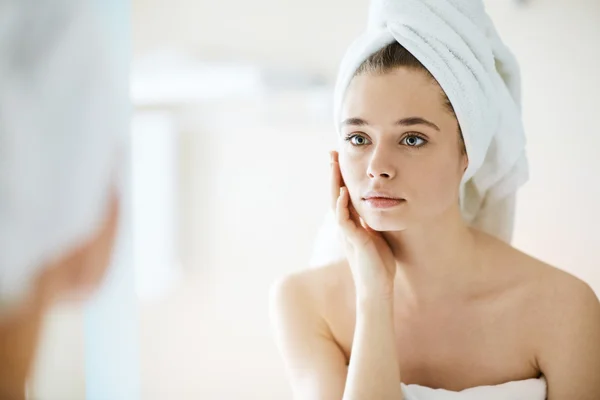 Vrouw met handdoek op hoofd — Stockfoto