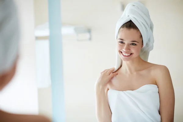 Vrouw met handdoek op hoofd — Stockfoto