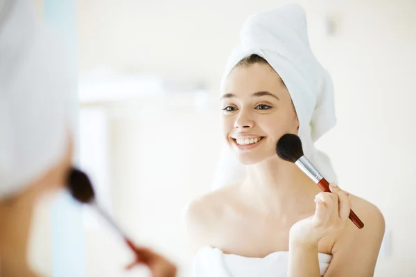 Woman applying face powder — Stock Photo, Image