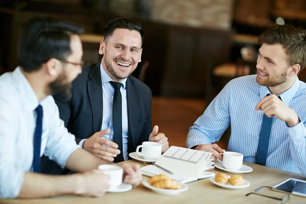 Ondernemers praten in café — Stockfoto