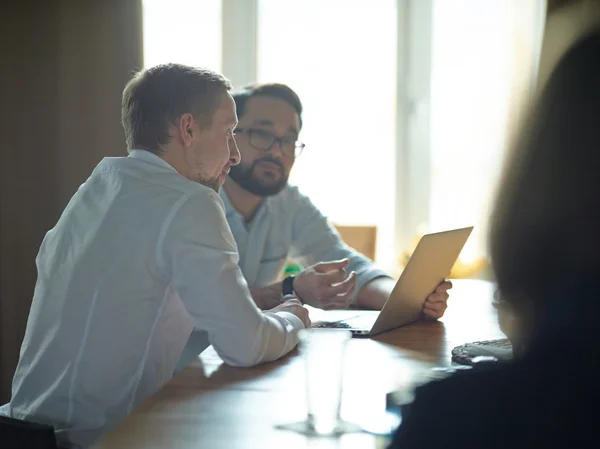 Empresários que discutem dados no local de trabalho — Fotografia de Stock