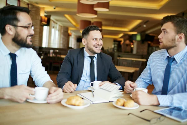 Επιχειρηματίες, μιλώντας στο καφενείο — Φωτογραφία Αρχείου