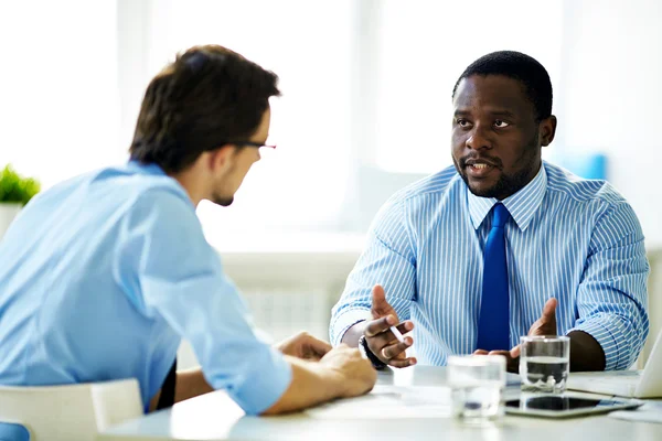 Manager diskutieren neue Daten im Amt — Stockfoto