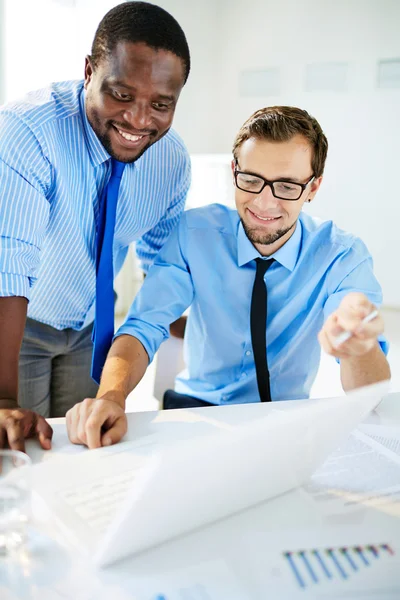 Jóvenes empleados discutiendo nuevos datos — Foto de Stock