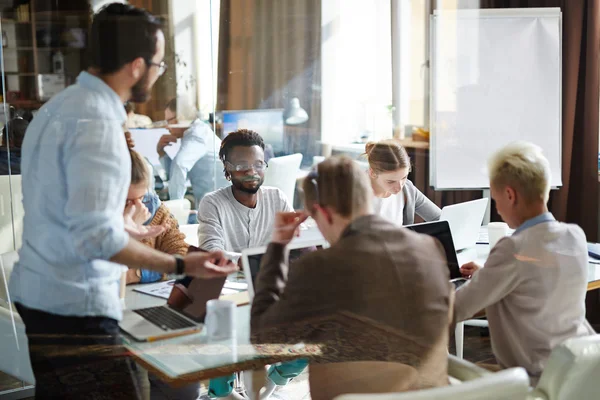 Trabajadores de oficina discutiendo nuevo proyecto — Foto de Stock