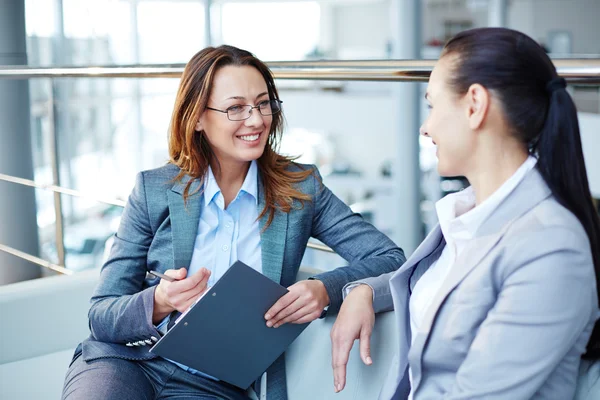 Zakenvrouw consulting vrouw over nieuwe baan — Stockfoto