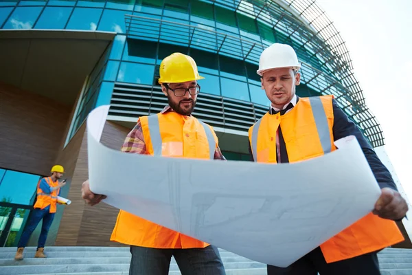 Two architects discussing blueprint — Stock Photo, Image