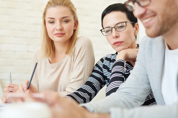 Kollegen schauen sich Daten oder Geschäftsberichte an — Stockfoto