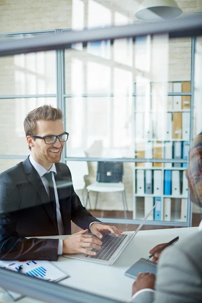 Elegante empleador que contrata gente en la oficina — Foto de Stock