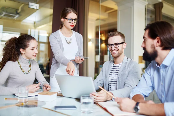 Empresaria explicando datos a sus colegas — Foto de Stock