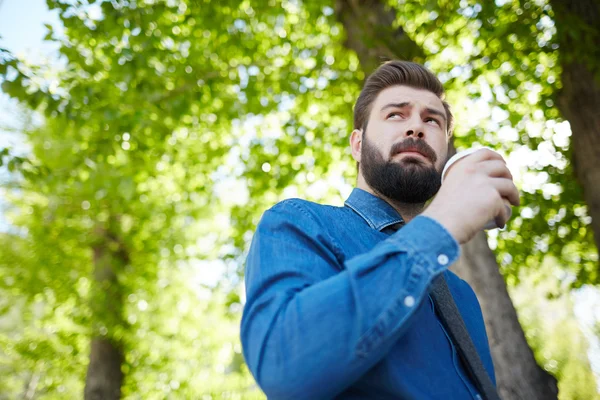 Üzletember itallal, miután a break — Stock Fotó