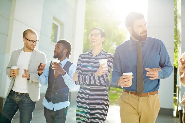 Gelukkig managers lopen in stedelijke omgeving — Stockfoto