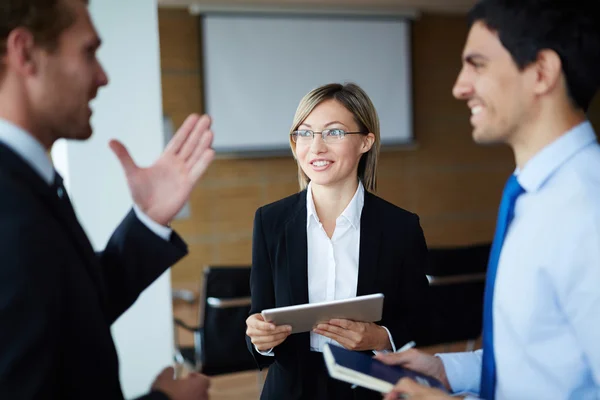 Manager interagieren bei Besprechung im Büro — Stockfoto