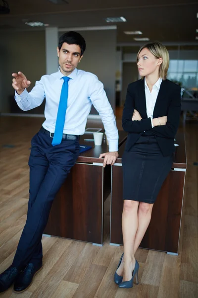 Geschäftsleute unterhalten sich nach Feierabend — Stockfoto