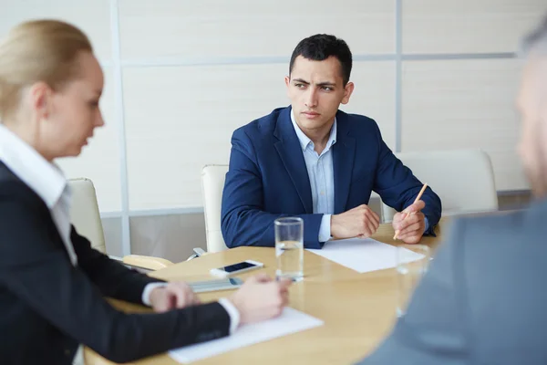 Empresario mirando a su colega durante la planificación — Foto de Stock