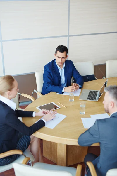 Empresários que interagem por mesa na reunião . — Fotografia de Stock