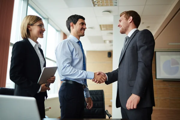 Hombres saludo después de hacer acuerdo comercial — Foto de Stock