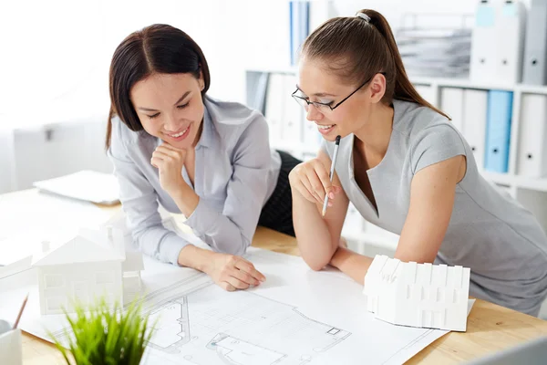 Architects looking at sketch of new construction — Stock Photo, Image