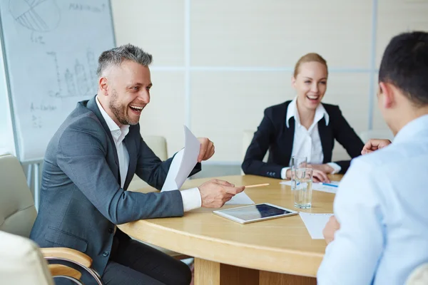 Empresário com falar com colegas no cargo — Fotografia de Stock