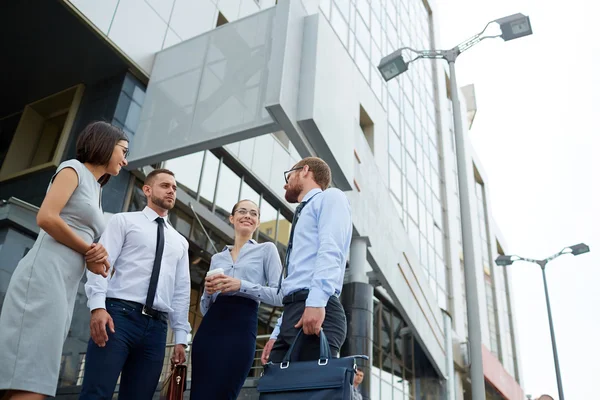 Employés ayant une réunion par immeuble de bureaux — Photo