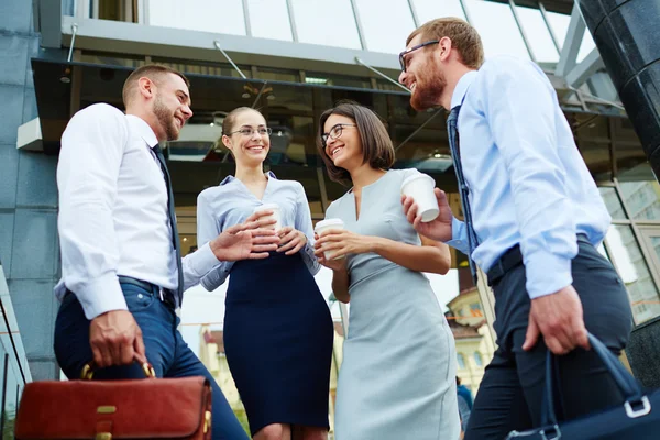 Allegro colleghi parlando da edificio per uffici — Foto Stock