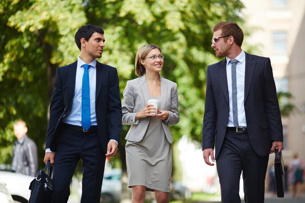 Drie managers praten tijdens pauze — Stockfoto