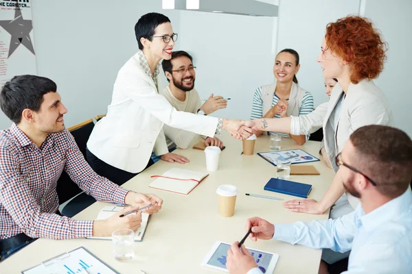 Empresários aperto de mão durante o trabalho de sucesso — Fotografia de Stock