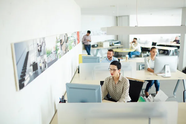 Empresaria contemporánea informática por su lugar de trabajo —  Fotos de Stock