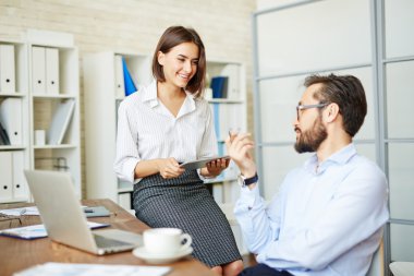 İki çalışanı Office veri tartışıyor