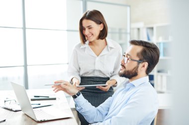 İşadamı gösteren veri meslektaşım için 