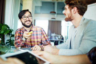 Toplantıda tartışırken iş arkadaşları