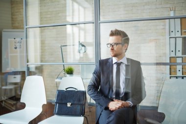 Ofis takım elbiseli genç işadamı