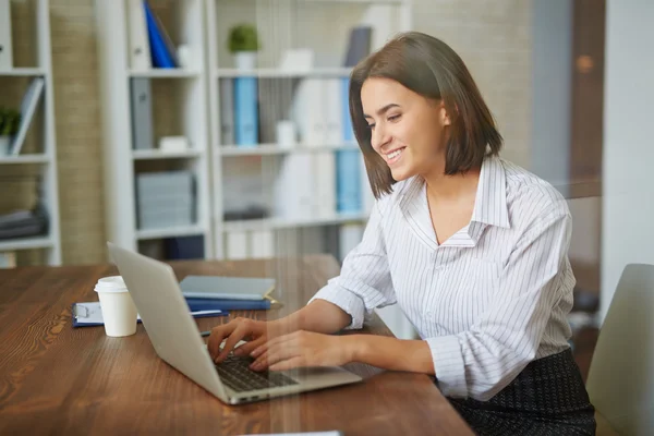 Attraente donna d'affari digitando sul computer portatile — Foto Stock